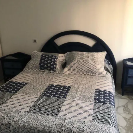 T2 De 40 M2 En Rez De Jardin Avec Parking Carnon 아파트
