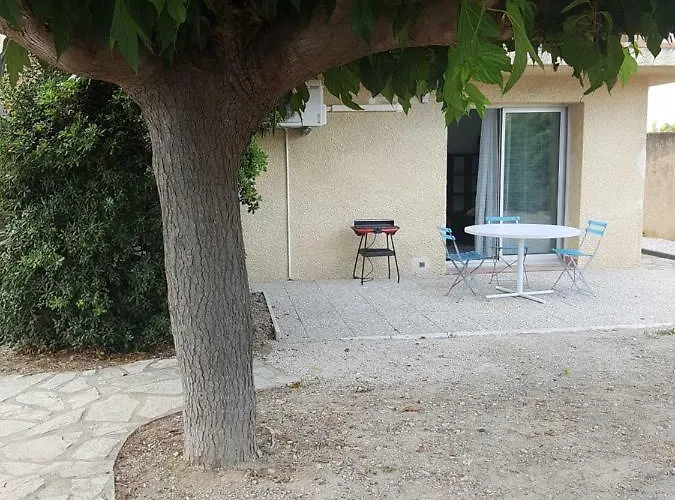 T2 De 40 M2 En Rez De Jardin Avec Parking Carnon 아파트